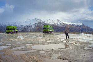 Queenstown nuevo Zelanda - 5 de septiembre de 2015 - jugoso turista camioneta estacionamiento en corona rango la carretera cumbre Mira punto de vista Queenstown uno de más popular de viaje destino foto