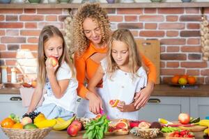 madre y hijas Cocinando juntos en el cocina. sano comida concepto. retrato de contento familia con Fresco batidos contento hermanas foto