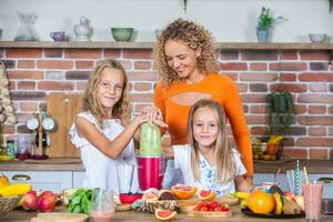 madre y hijas Cocinando juntos en el cocina. sano comida concepto. retrato de contento familia con Fresco batidos contento hermanas foto