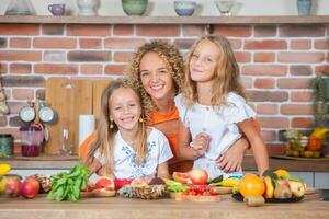 madre y hijas Cocinando juntos en el cocina. sano comida concepto. retrato de contento familia con Fresco batidos contento hermanas foto