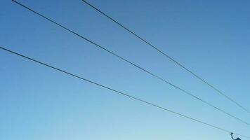 cable coche línea corriendo con azul cielo a antecedentes video