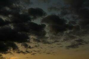 Tormentoso cielo con oscuro nubes natural antecedentes. cielo antecedentes. paisaje de nubes, de colores puesta de sol. foto