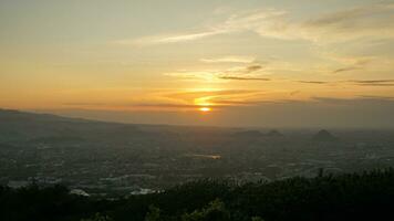 puesta de sol ver con cielo, nube, rajabasa montaña en Lampung ver desde bukit aslan o aslan colina foto