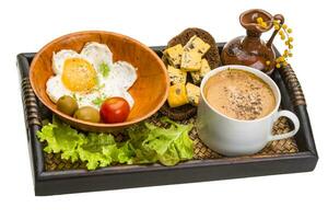 desayuno con café, huevo y queso foto