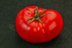 tomate grande rojo sabroso maduro foto