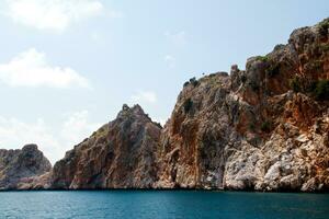 roca y mar mediterráneo en turquía foto
