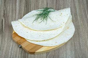 tortillas en de madera antecedentes foto