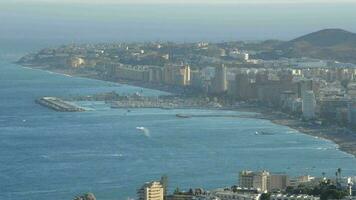 visión de conjunto de málaga pueblo de fuengirola con el mar a puesta de sol video