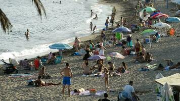 Benalmadena, Spanien, 2020. Strände von Süd- Spanien und Schwimmer überfüllt auf ein Sommer- Nachmittag video