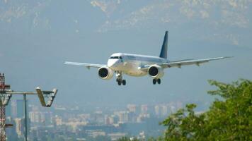 Almaty, Kasachstan kann 5, 2019 Umarmung e190 Luft Astana Passagier Flugzeug Landung beim Almatie Flughafen. Flug ankommen, Seite Aussicht video