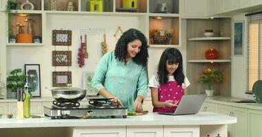 vídeo de mamá y su hija Cocinando a hogar, leyendo receta video