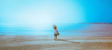 naturaleza de viaje de mujer asiática. viajar relajarse. caminando en la playa. en el verano foto