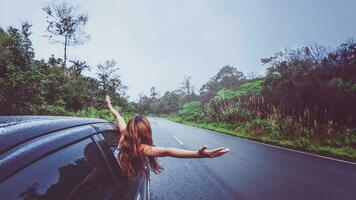 las mujeres asiáticas viajan relajarse en las vacaciones. viajando en aparcamiento. felizmente con la naturaleza, bosque rural foto