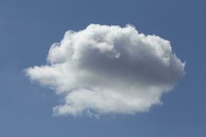 blanco mullido nube en un azul cielo foto