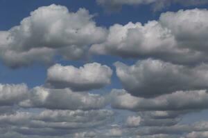 mullido nubes en un azul cielo foto