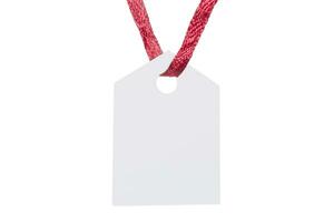 blanco papel etiqueta colgando en rojo cinta foto