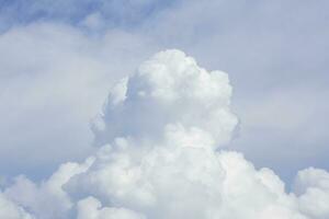 blanco mullido lluvia nube en un cielo foto