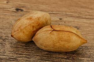 dos nueces pecanas maduras y sabrosas foto