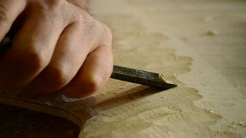 luthier trabajando con un cincel en lugar de trabajo video