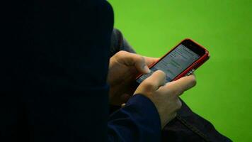 Finger Schreiben im Handy, Mobiltelefon Telefon mit Grün oder Chroma Hintergrund. video