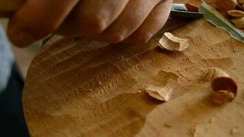 luthier trabajando con un cincel en lugar de trabajo video