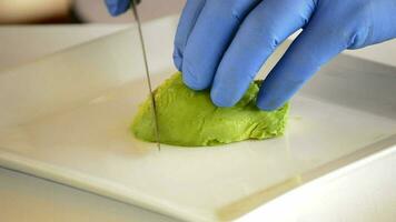 professionell kock händer skärande en avokado in i små tärningar video