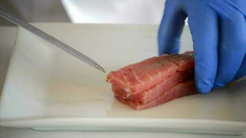 profissional chefe de cozinha mãos corte para dentro peças vermelho peixe filetes ou atum video