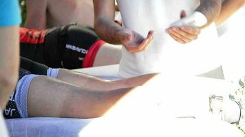 Physiotherapy applied to an athlete after a sporting effort video