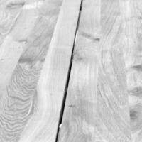 natural madera negro y blanco antecedentes con borroso elementos. monocromo de madera superficie patrón, escala de grises madera textura foto