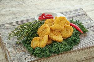 nuggets de pollo crujientes con salsa de tomate foto