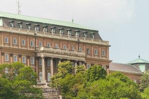 histórico palacio real en budapest foto