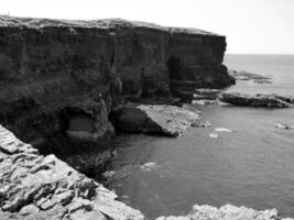 acantilados y atlántico océano, rocas cañón y laguna, belleza en naturaleza. vacaciones viaje antecedentes foto