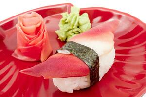 sushi de moluscos hokkigai sobre fondo blanco foto