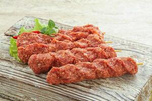 carne picada de kebab de ternera cruda foto