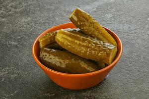 pepinos en escabeche marinados en el bol foto