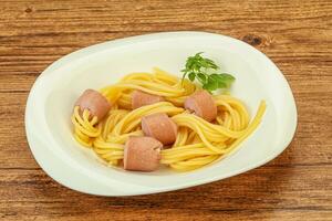 espaguetis de pasta para niños con salchichas foto