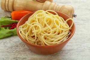 pasta italiana espaguetis hervidos con aceite foto