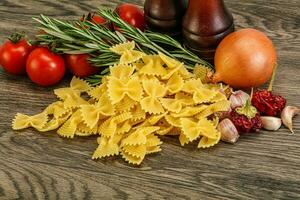 pasta farfalle italiana cruda para cocinar foto