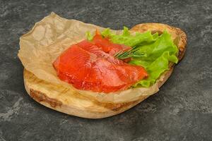 filete de salmón en rodajas servido con romero foto