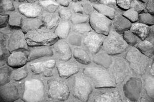un antiguo Roca pared textura, negro y blanco Roca modelo superficie antecedentes foto