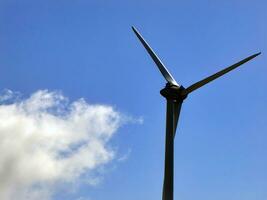 viento poder planta rotor cerca vista. energía eólica generador. verde energía, eco simpático industria concepto foto