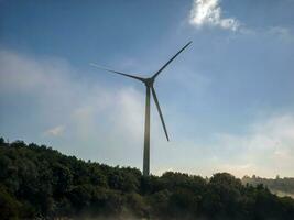 viento poder planta rotor cerca vista. energía eólica generador. verde energía, eco simpático industria concepto foto