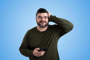 sonriente hombre soportes al aire libre con claro azul cielo y tecnología foto