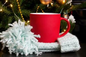 blanco rojo jarra con Navidad árbol en fondo, estera té o café taza con Navidad y nuevo año decoracion,verticales burlarse de arriba con cerámico jarra para caliente bebidas, vacio regalo impresión modelo foto