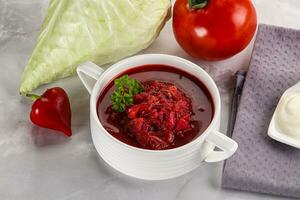 borsch sopa con repollo y raíz de remolacha foto