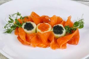 salmón en rodajas con caviar foto