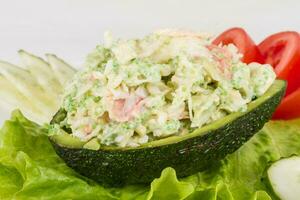 ensalada de carne de cangrejo con caviar verde en aguacate - cocina japonesa foto