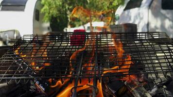 barbecue brandend brand buitenshuis video