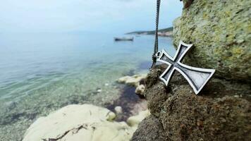 Religion Kreuz auf Felsen in der Nähe von das Meer video