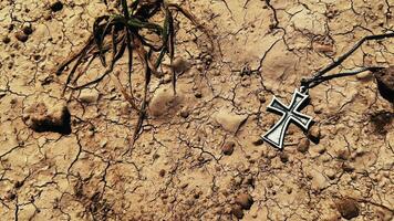 Religion Symbol Kreuz auf trocken Boden video